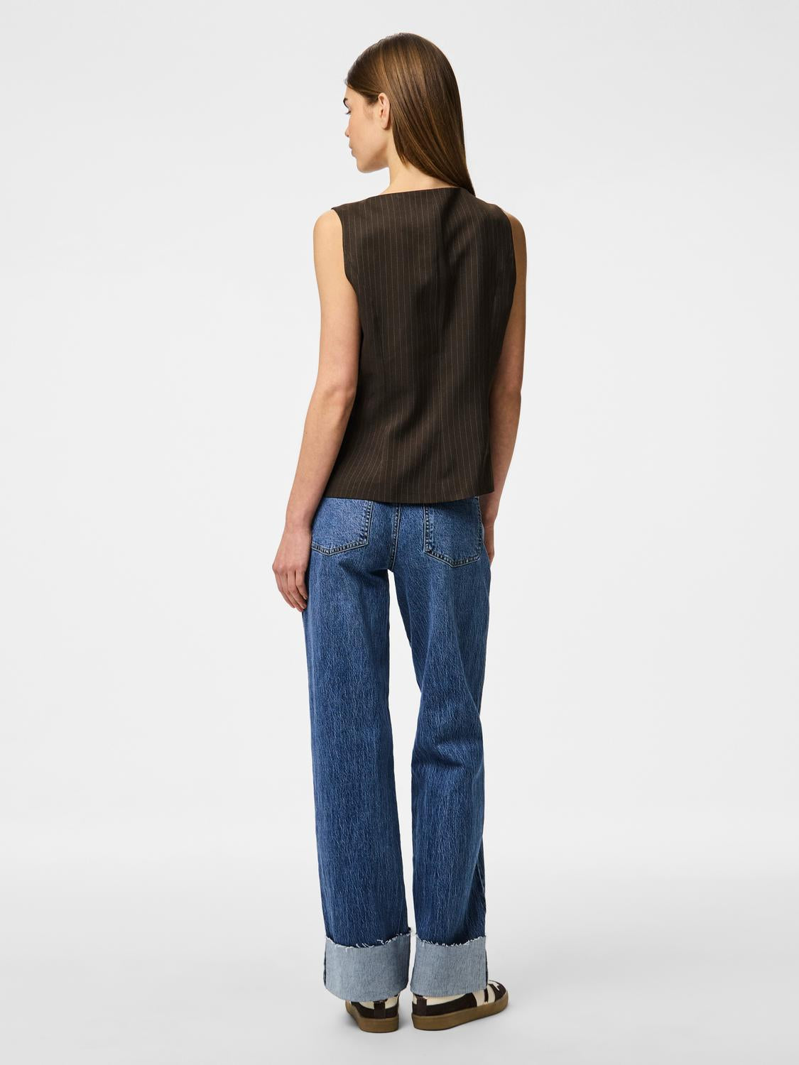 model_shot-back